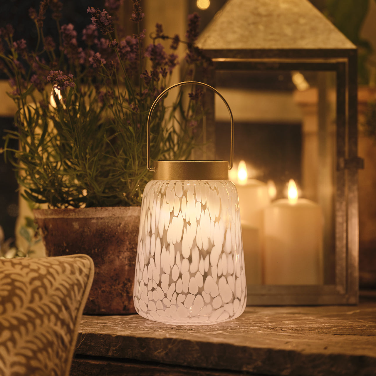 Solarlaterne aus Konfetti-Glas- weiß/goldfarben