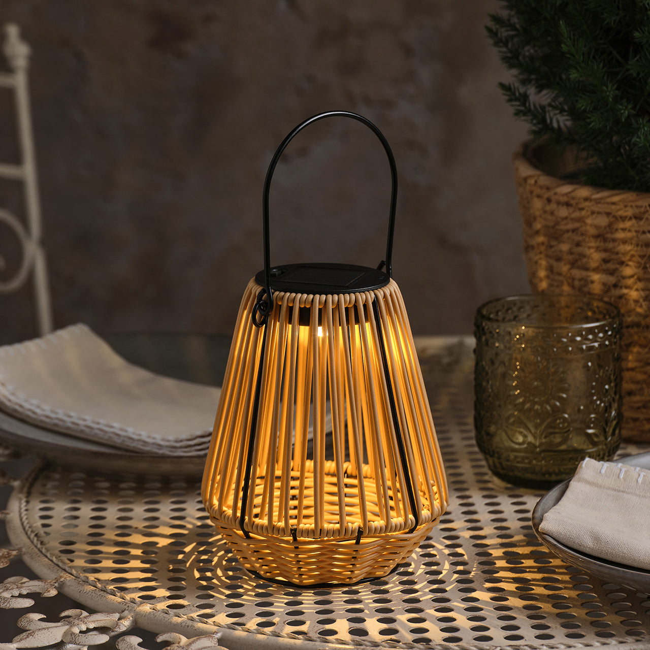 Hygge Solar-Laterne in Rattanoptik mit warmweißer LED close up