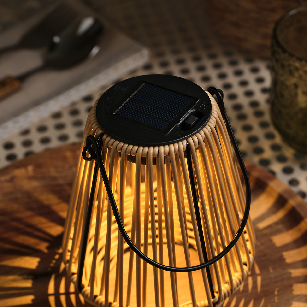 Hygge Solar-Laterne in Rattanoptik mit warmweißer LED Solarpanel 