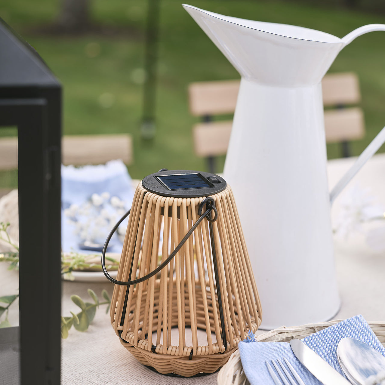 Hygge Solar-Laterne in Rattanoptik mit warmweißer LED auf Frühlingstisch