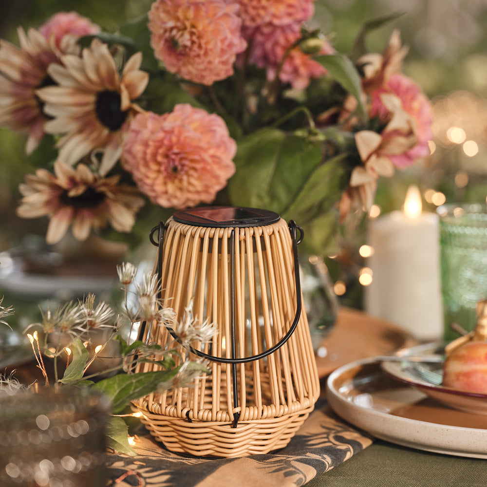 Hygge Solar-Laterne in Rattanoptik mit warmweißer LED auf Frühlingstisch