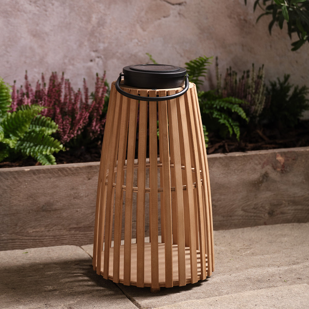 Große Solarlaterne aus Bambus „Sol“ solarbetrieben, warmweiß in Natur/Schwarz