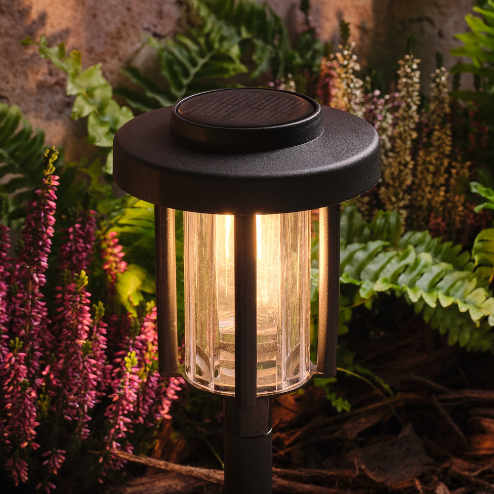 2er-Set "Dartmoor" Solar-Gartensteckleuchten mit Filament-LED nah im Beet