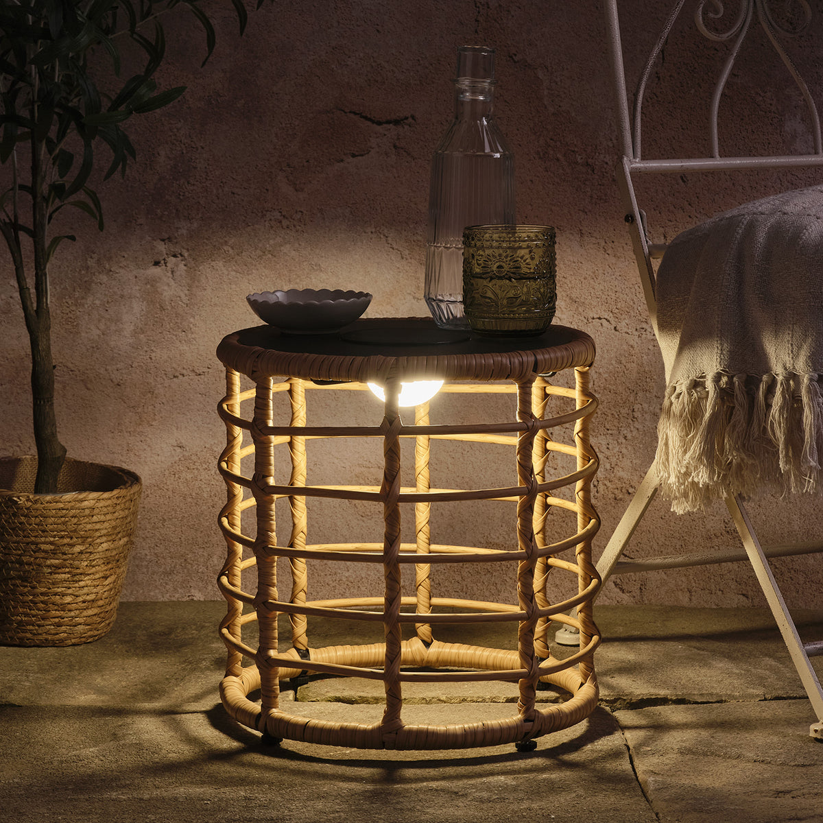 Hygge Solar-Beistelltisch in Flechtoptik