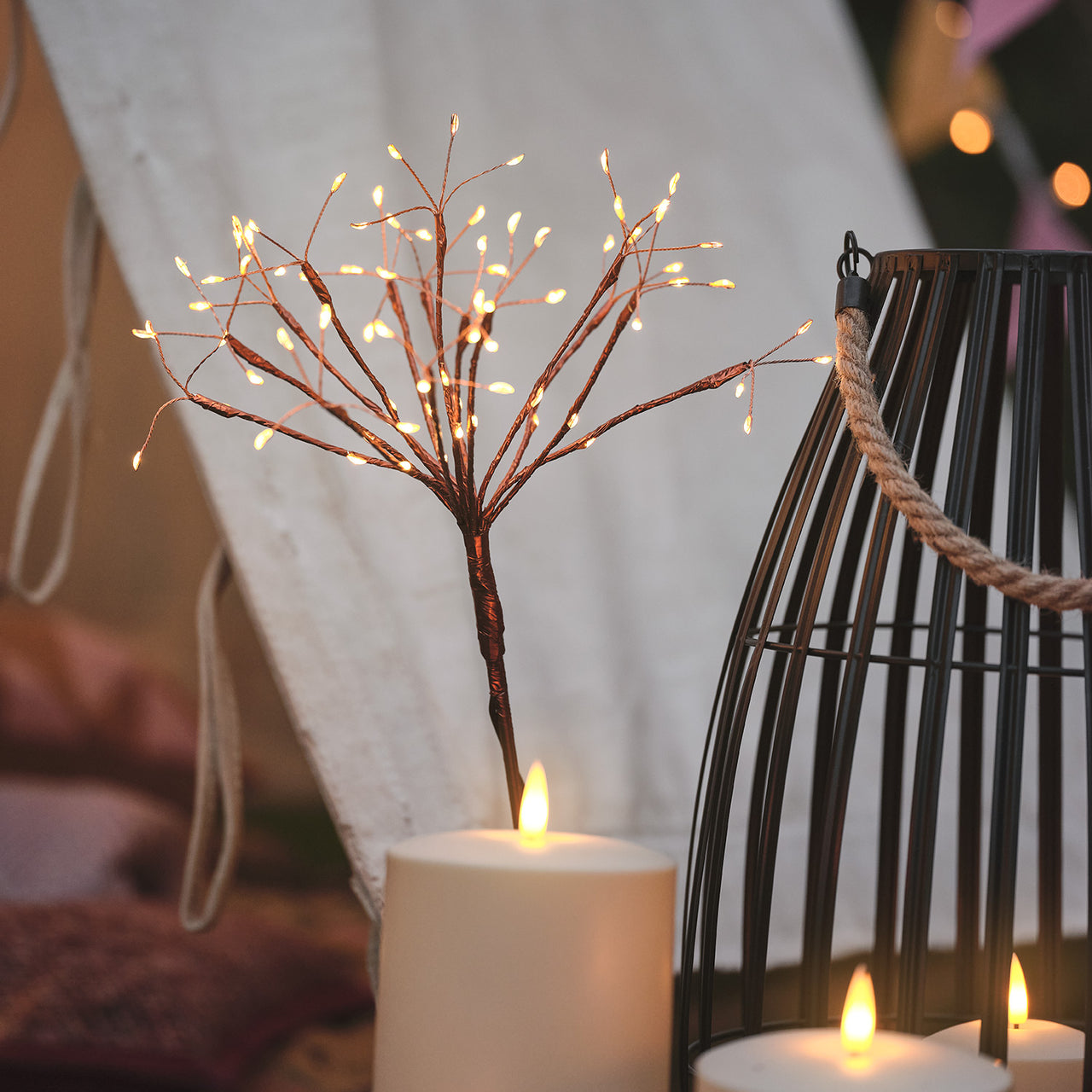 Solar Gartenstecker "Feuerwerk" mit warmweißen LEDs dekoriert und mit Laternen und LED-Kerzen