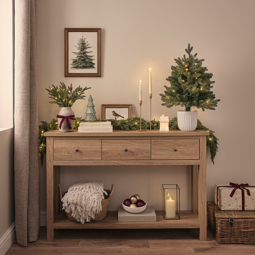 60cm beleuchteter Weihnachtsbaum im Topf mit 50 warmweißen LEDs auf der Kommode dekoriert