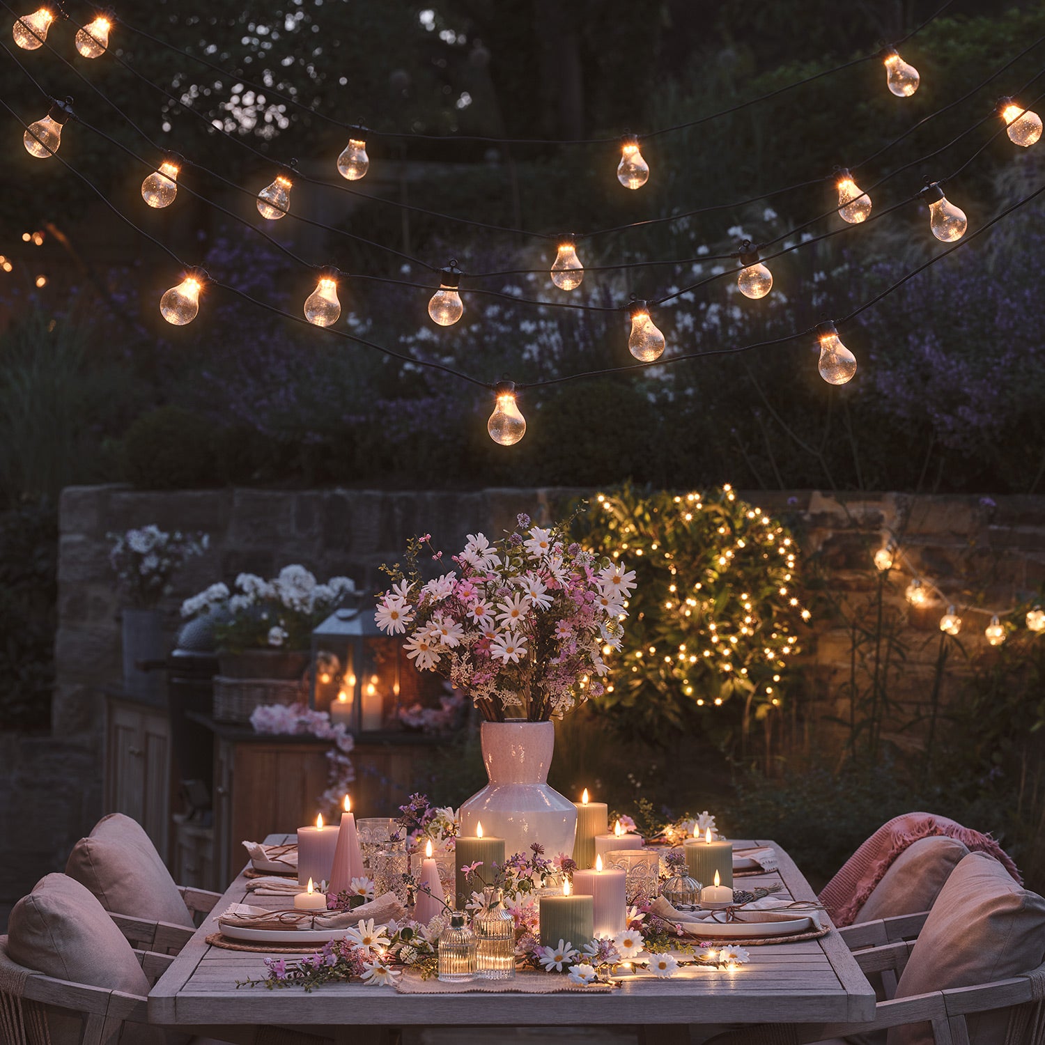 Outdoor-Dinner im Garten: Die schönsten Lichtideen für Tisch & Umgebun