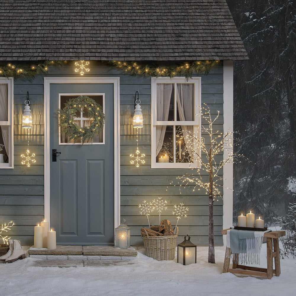 1,8m verschneiter LED-Zweigbaum für außen warmweiß vor Weihnachtshaus