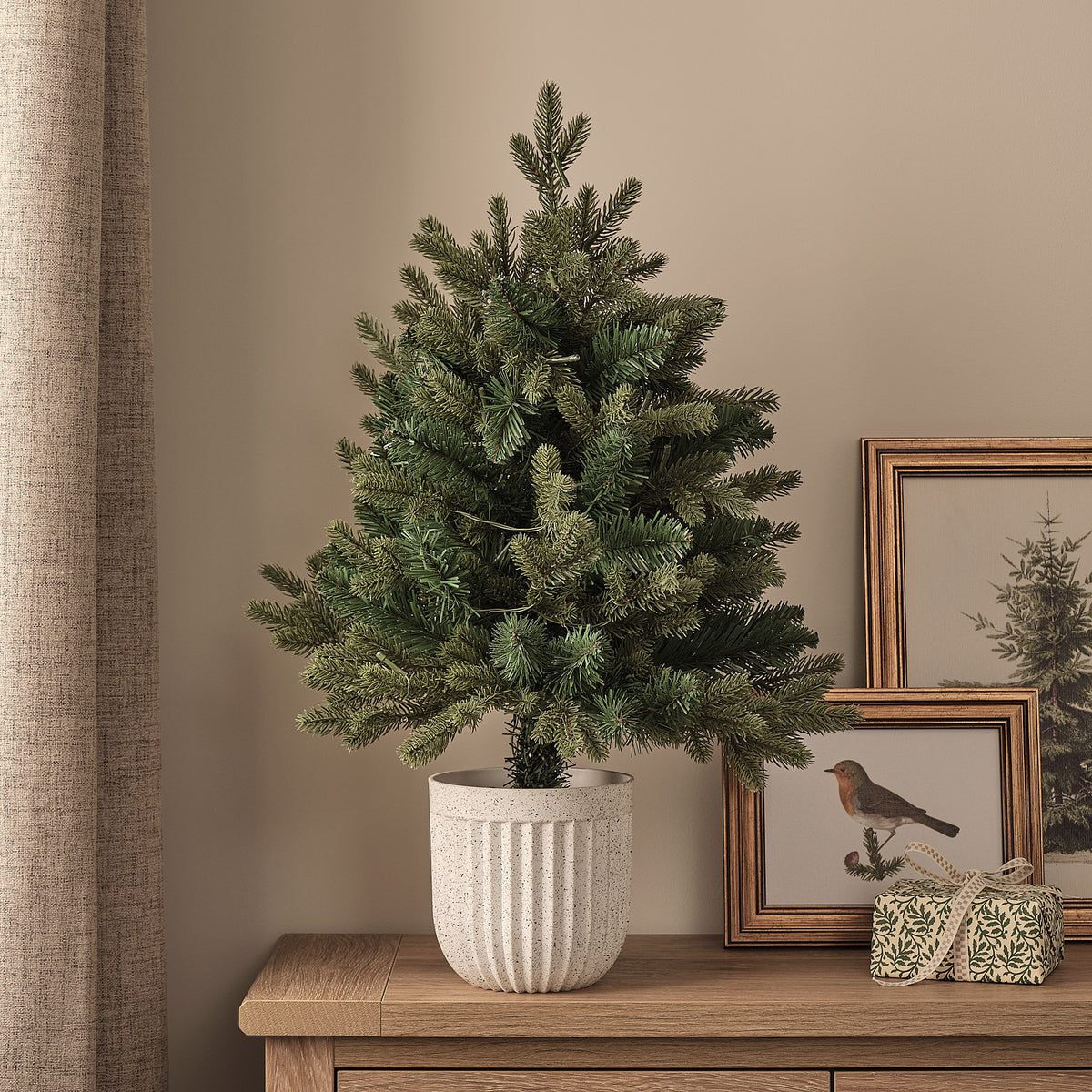 60cm beleuchteter Weihnachtsbaum im Topf mit 50 warmweißen LEDs unbeleuchtet