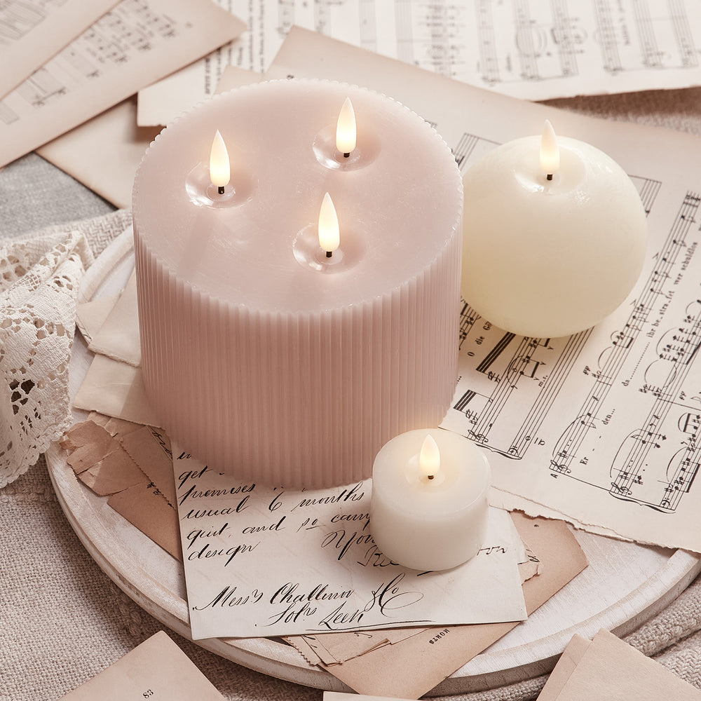 Geriffelte TruGlow® LED-Kerze mit 3 Dochten mit Fernbedienung in rosa