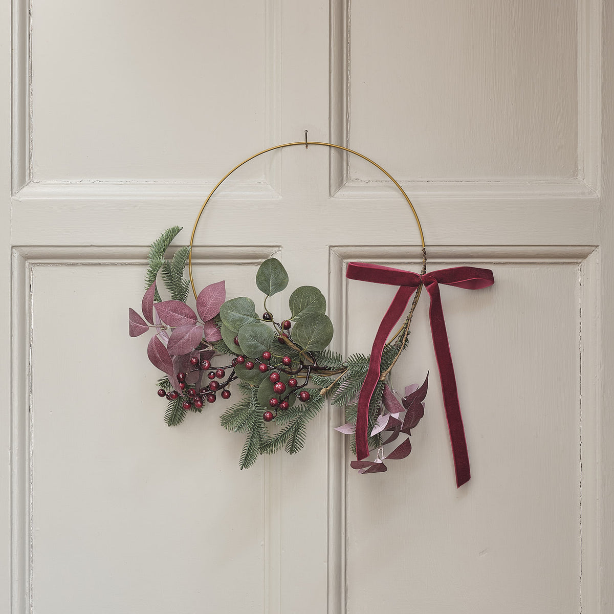 35cm Weihnachtskranz mit rotem Band und Kunstlaub