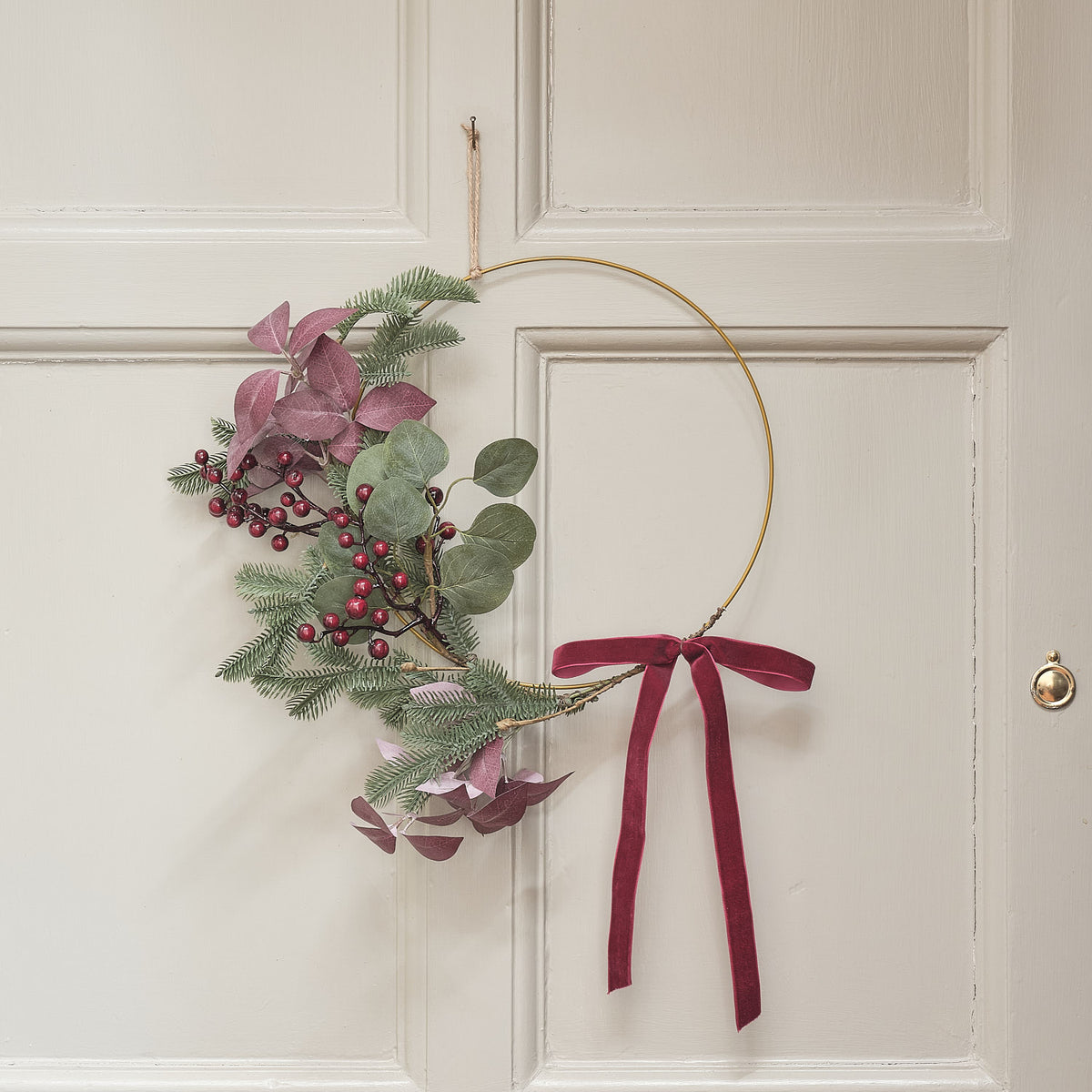 35cm Weihnachtskranz mit rotem Band und Kunstlaub