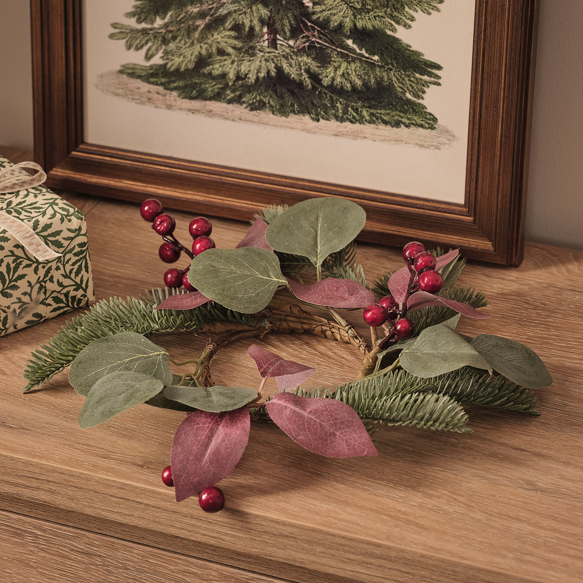 Kerzenring Weihnachtsfreude mit roten Beeren und 15 cm TruGlow® LED-Stumpenkerze