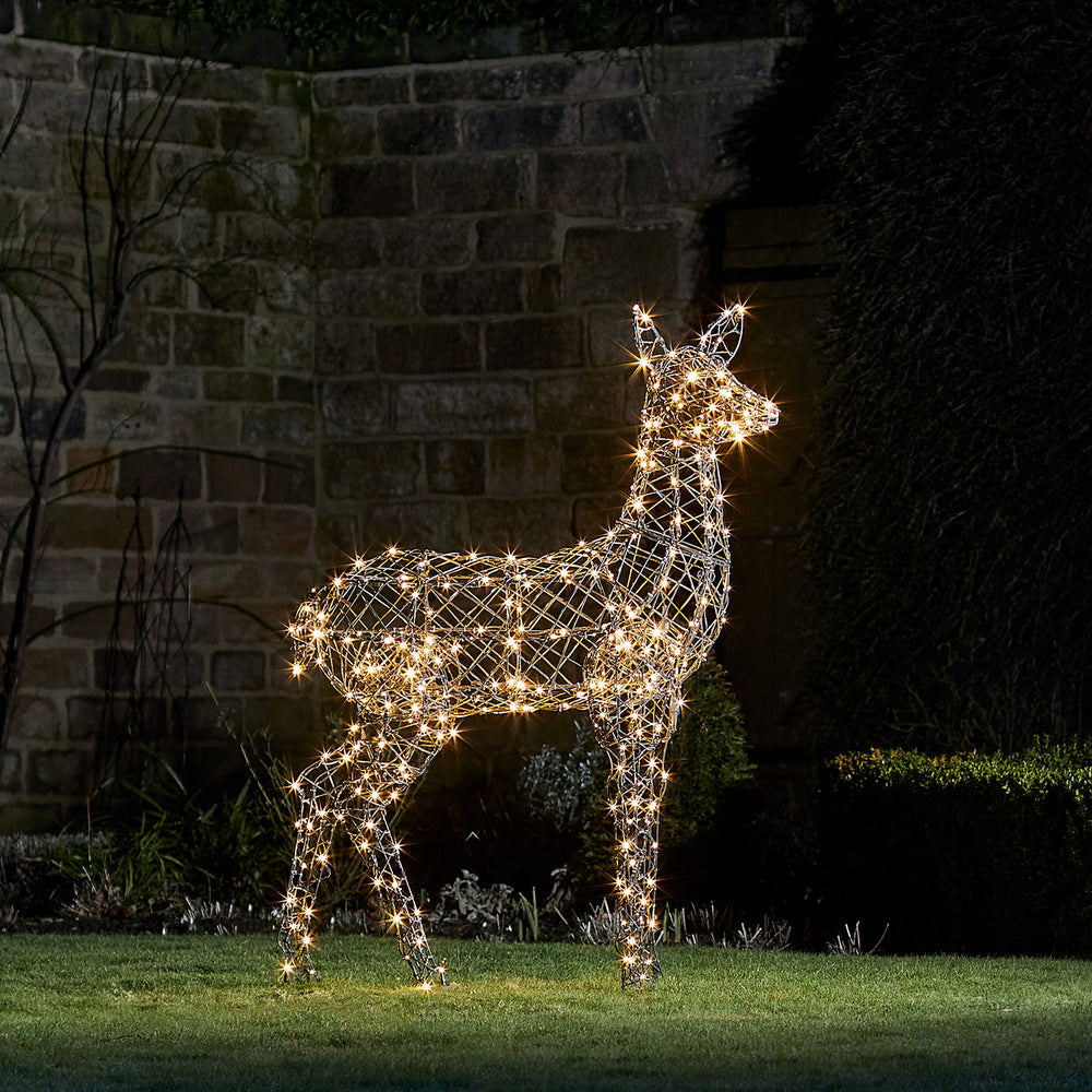 Solar-LED-Rentier Hirschkuh mit warmweißen LEDs beleuchtet im Garten bei Nacht
