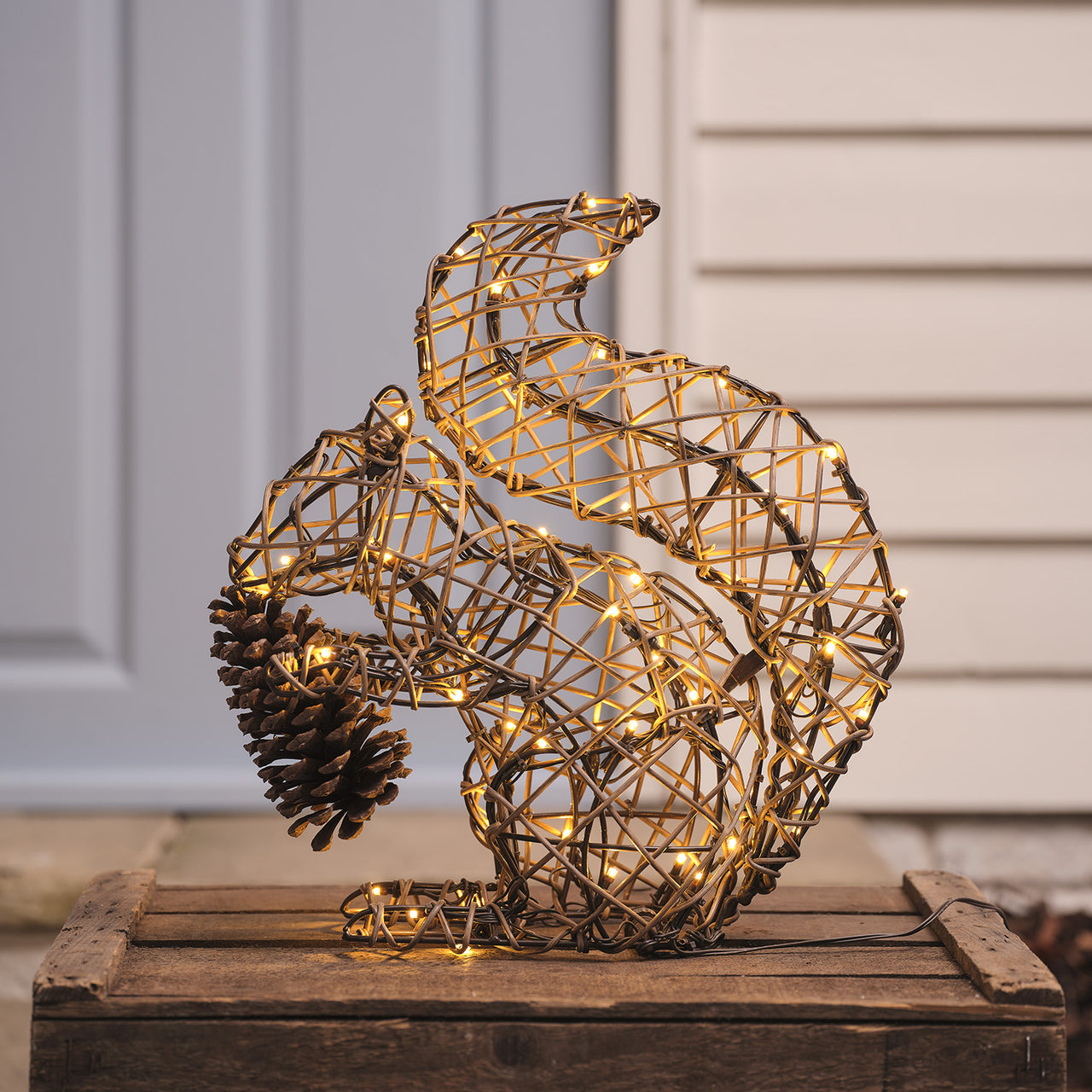 Sherwood Rattan LED-Gartenfigur Eichhörnchen mit 60 LEDs und Timer beleuchtet am Tag