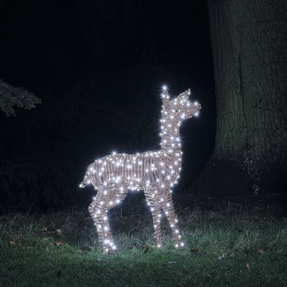 98 cm Pateley Rattan LED-Rentier Hirschkuh mit 260 Mikro-LEDs und Timer in Kaltweiß