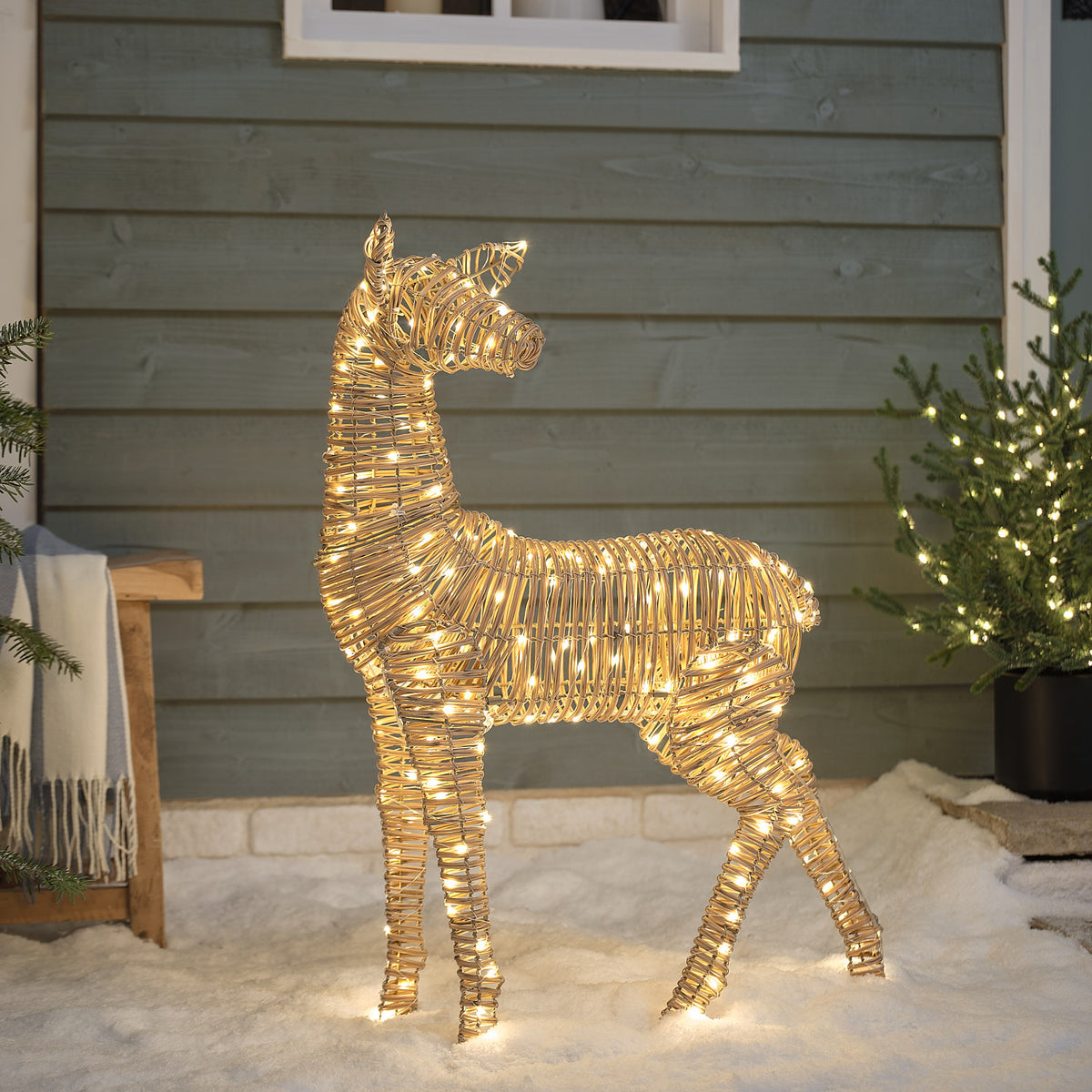 Leyburn Rattan Bicolor LED-Rehkitz mit 200 Mikro-LEDs und Timer in Warmweiß