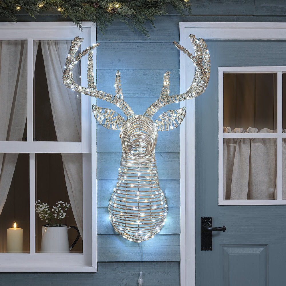 87 cm Leyburn LED-Hirschkopf aus Rattan mit 230 Bicolor LEDs für den Außenbereich in Kaltweiß am Haus