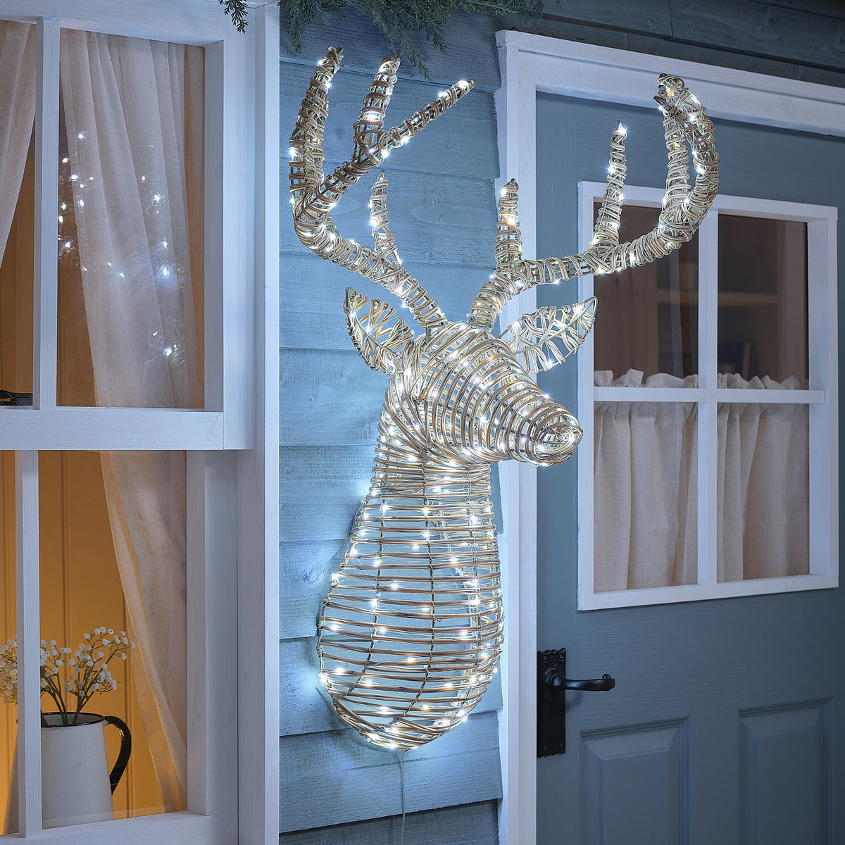 87 cm Leyburn LED-Hirschkopf aus Rattan mit 230 Bicolor LEDs für den Außenbereich in Kaltweiß