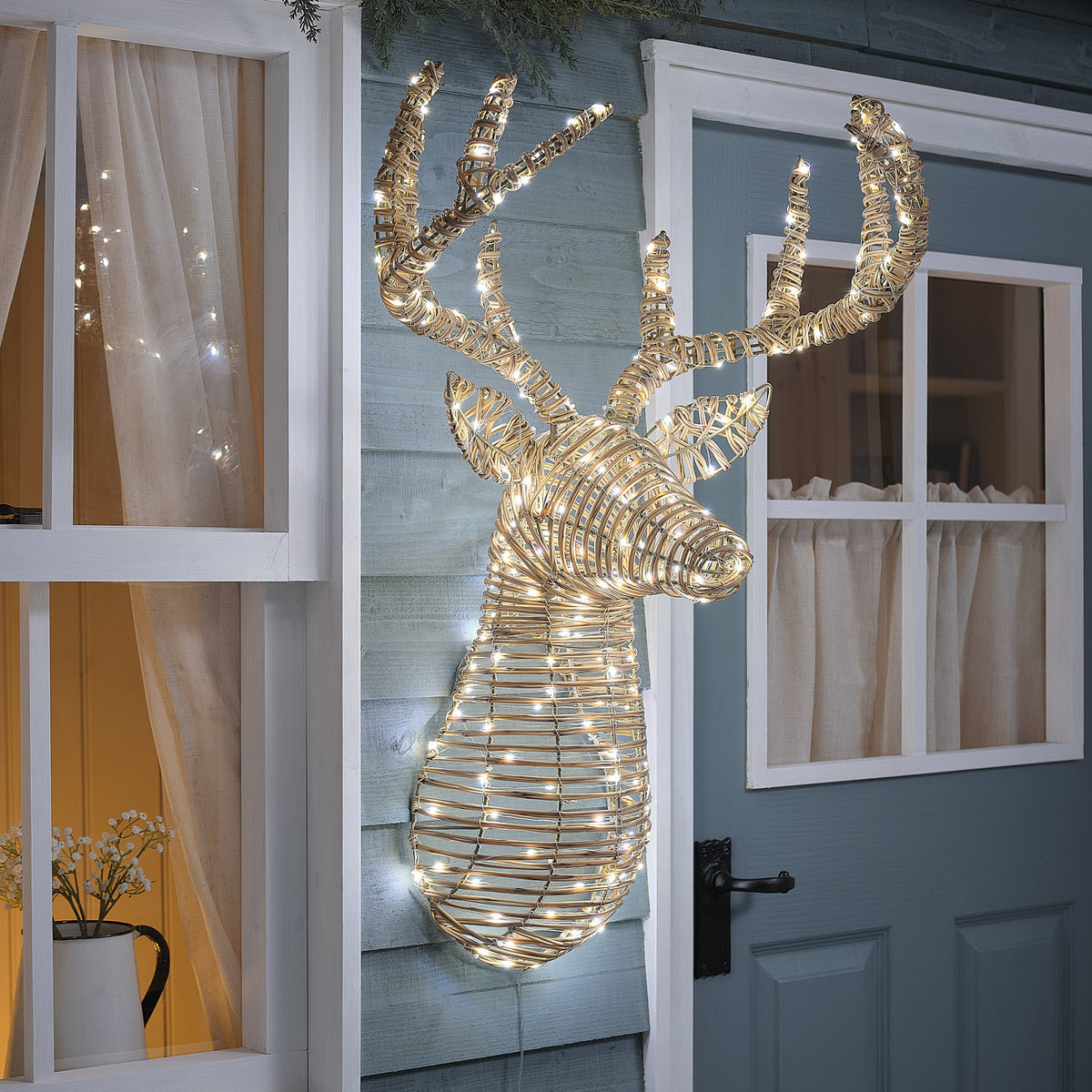 87 cm Leyburn LED-Hirschkopf aus Rattan mit 230 Bicolor LEDs für den Außenbereich in Bicolor