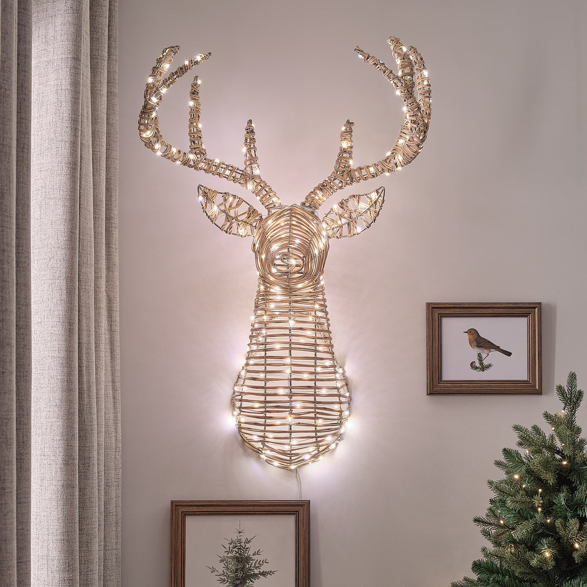 87 cm Leyburn LED-Hirschkopf aus Rattan mit 230 Bicolor LEDs für den Außenbereich in bicolor Beleuchtung im Haus dekoriert