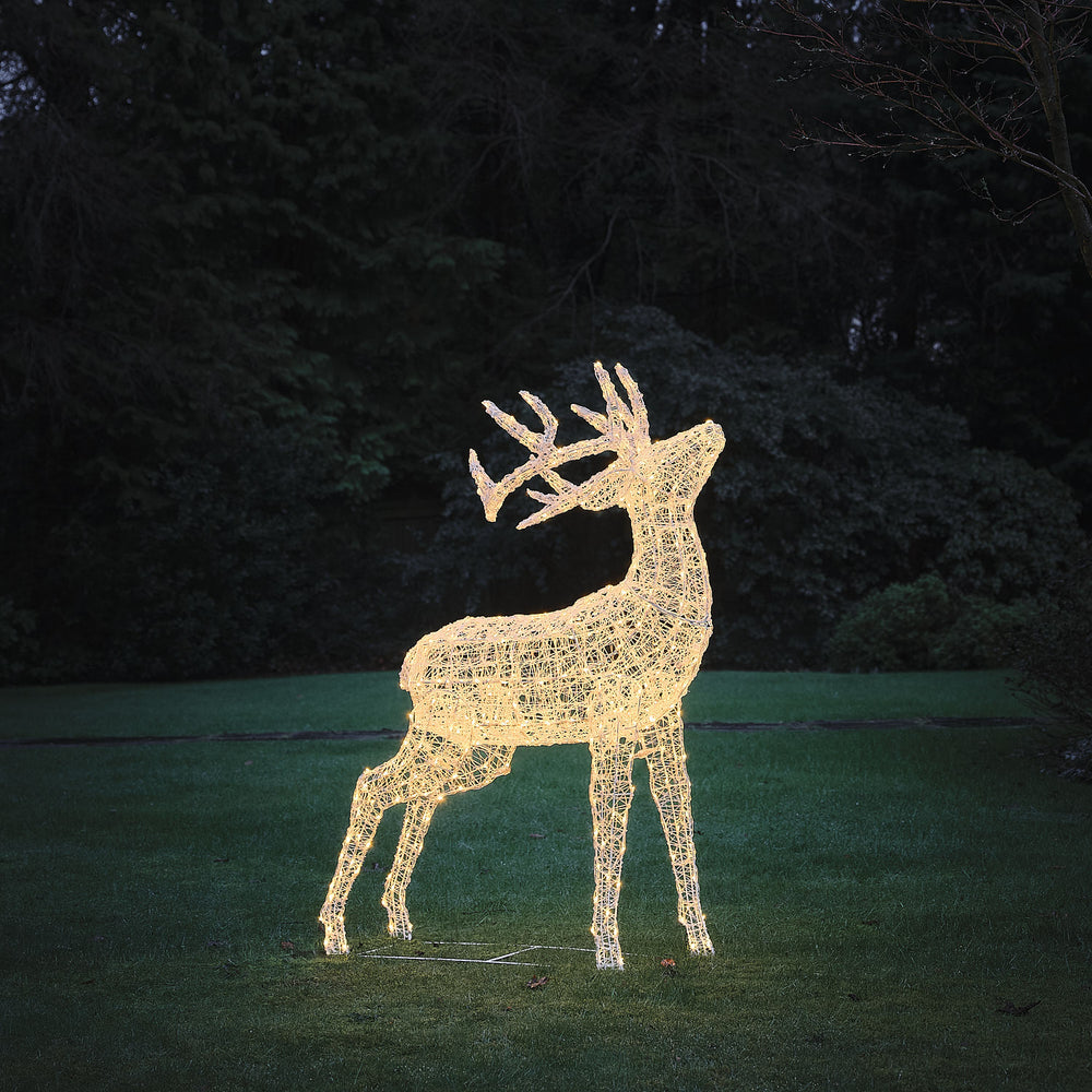 Bicolor LED-Rentier Hirsch XL Swinsty mit 450 LEDs in Warmweiß im Garten