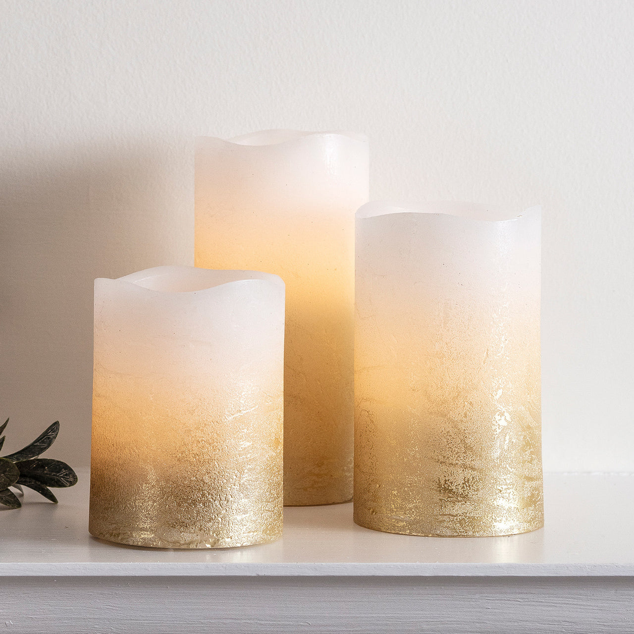 3er Set LED Echtwachs Kerzen warmweiß flackernd gold