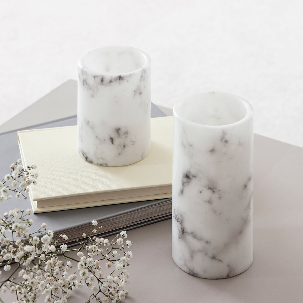 Zwei marmorierte LED-Kerzen - ausgeschaltet.