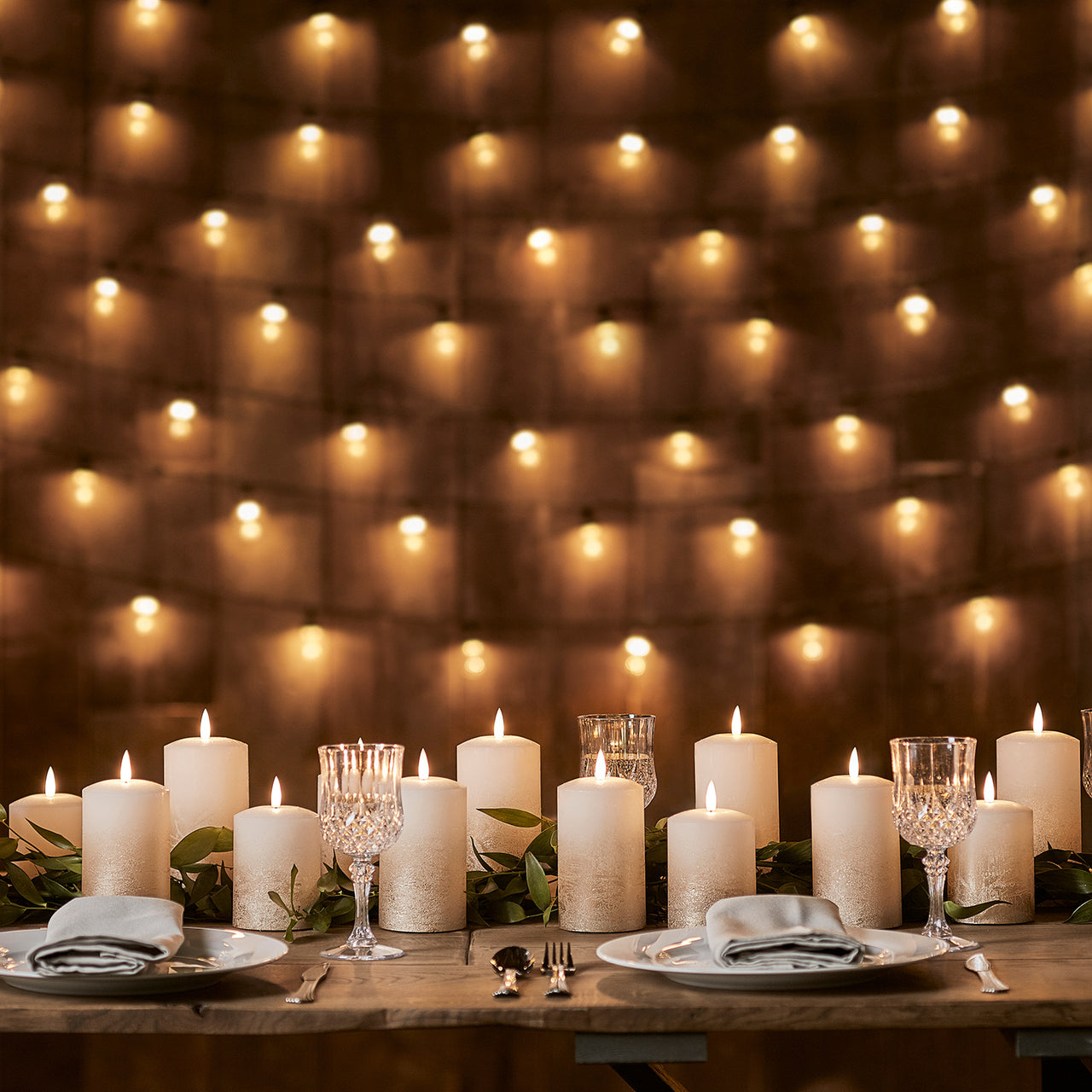 Eine Kollektion aus Bronze-Kerzen in verschiedenen Größen auf gedecktem Tisch.