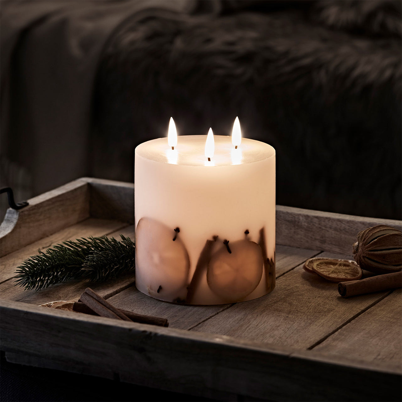 TruGlow® Winter LED Kerze mit 3 Dochten