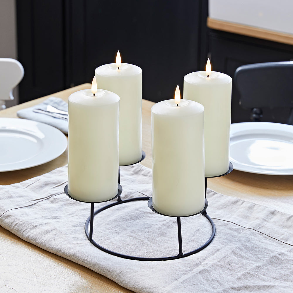 Kerzenständer Tischdeko mit 4 elfenbeinfarbenen TruGlow® LED Stumpenkerzen