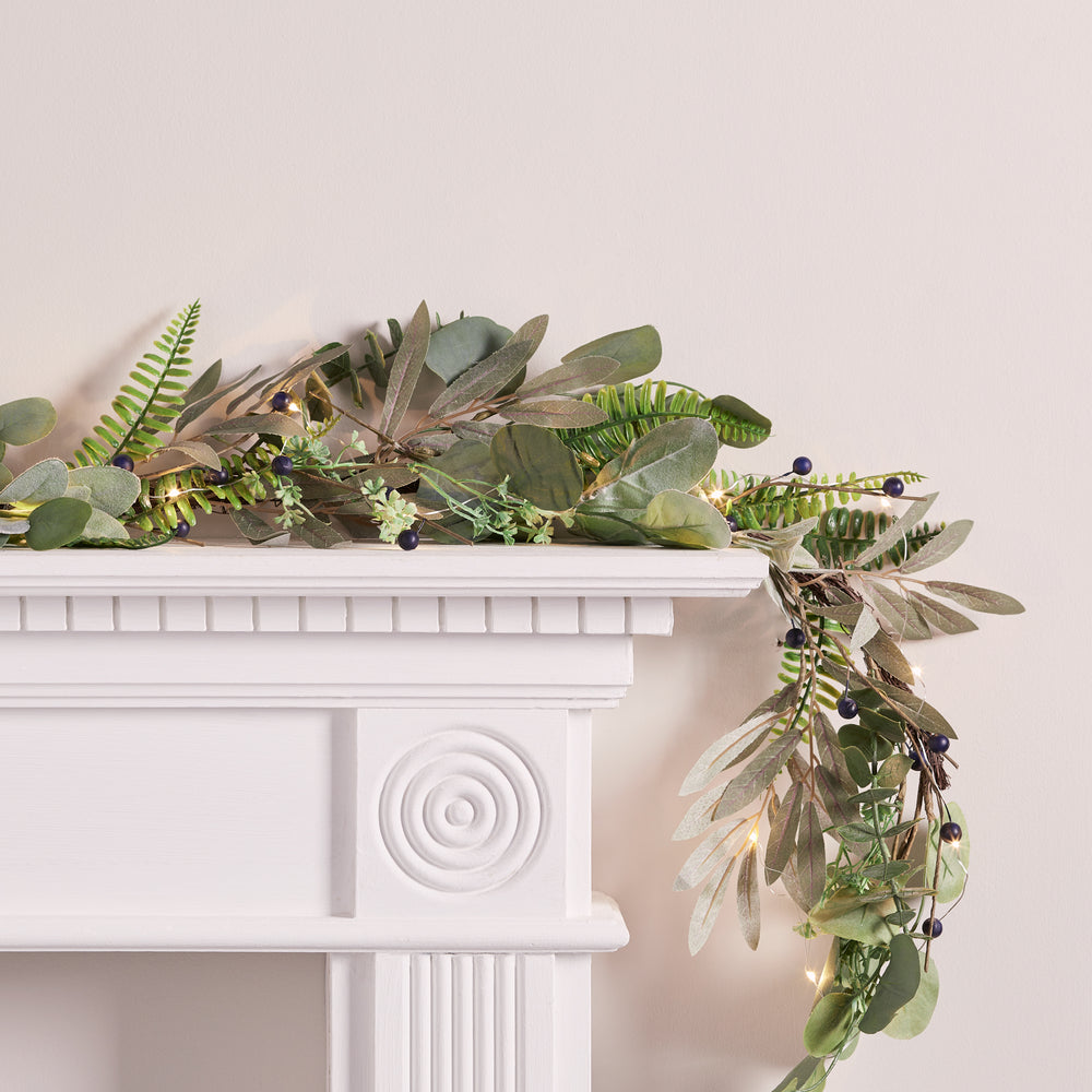 1,5m Weihnachtsgirlande mit blauen Beeren und Micro Lichterkette