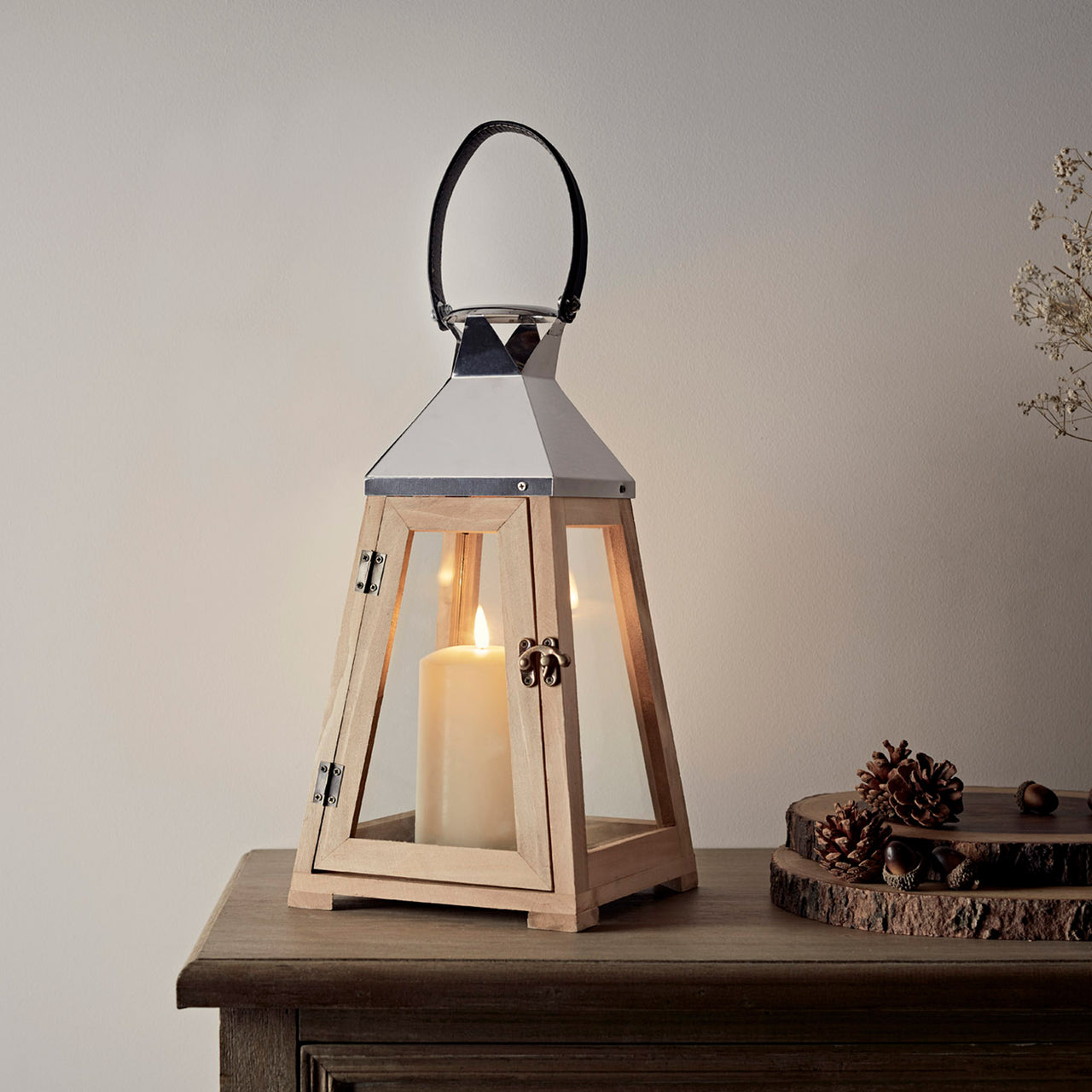 Holz Trapez Laterne mit TruGlow® Kerze.