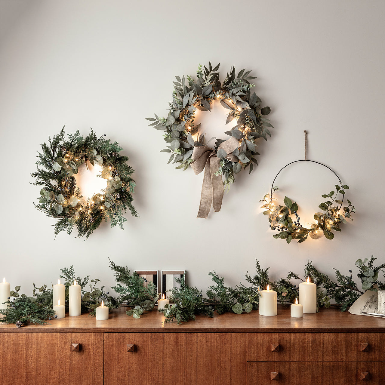 40cm Weihnachtskranz Beeren und Tannenzapfen mit Micro Lichterkette