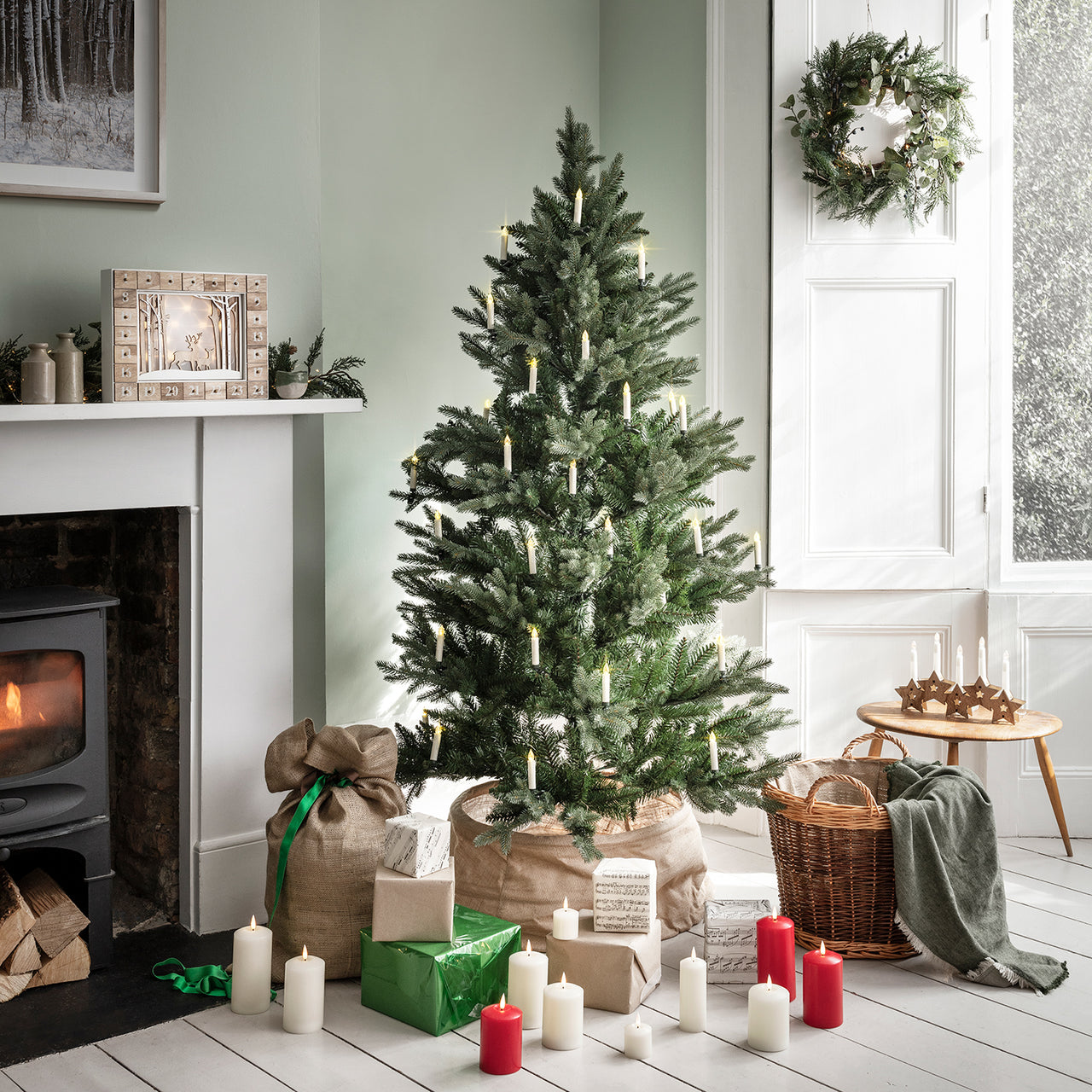 40cm Beeren und Tannenzapfen Weihnachtskranz mit Beleuchtung