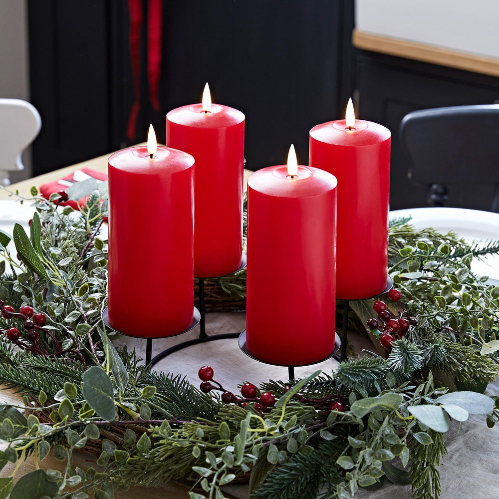 45cm Adventskranz Tannenzweige und rote Beeren inkl. Kerzenhalter und 4er Set rote TruGlow® LED Kerzen