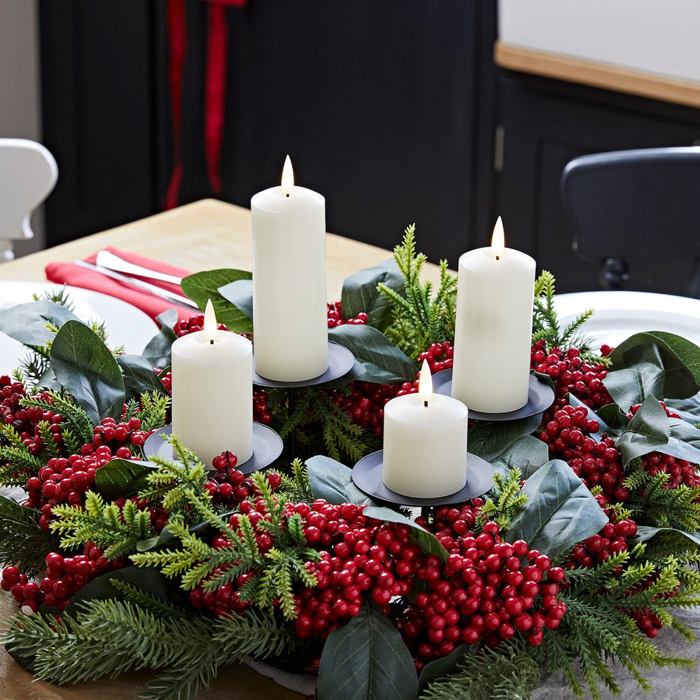 50cm Adventskranz mit roten Beeren inkl. Kerzenhalter und 4er Set TruGlow® LED Kerzen