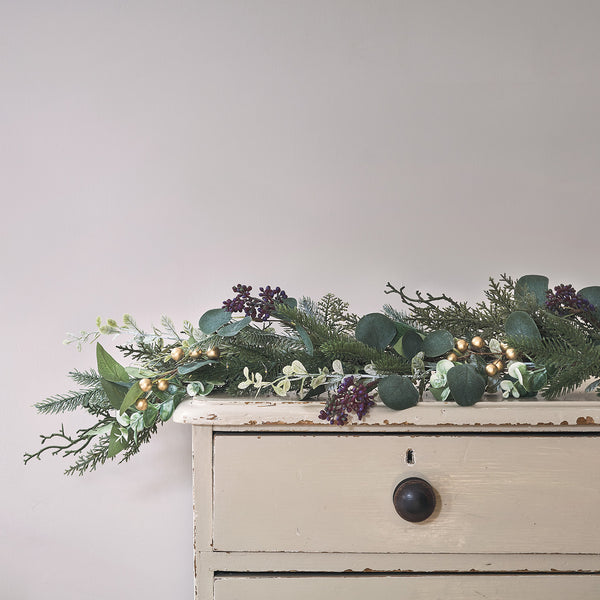 45cm Weihnachtskranz und 2m Weihnachtsgirlande mit Kiefer, Eukalyptus und goldenen Beeren