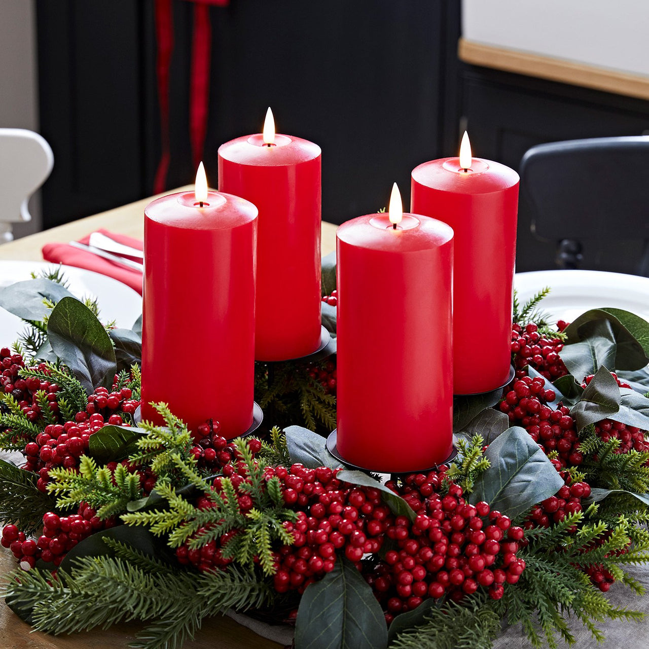 50cm Adventskranz mit roten Beeren inkl. Kerzenhalter und 4er Set TruGlow® rote LED Kerzen 15cm