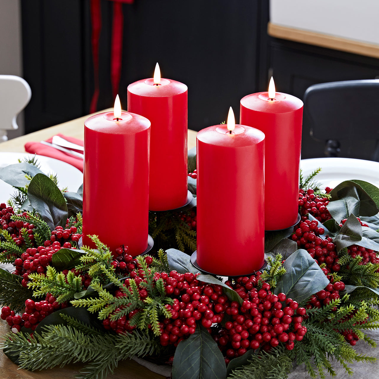 Kerzenständer Tischdeko mit 4 roten TruGlow® LED Stumpenkerzen Echtwachs