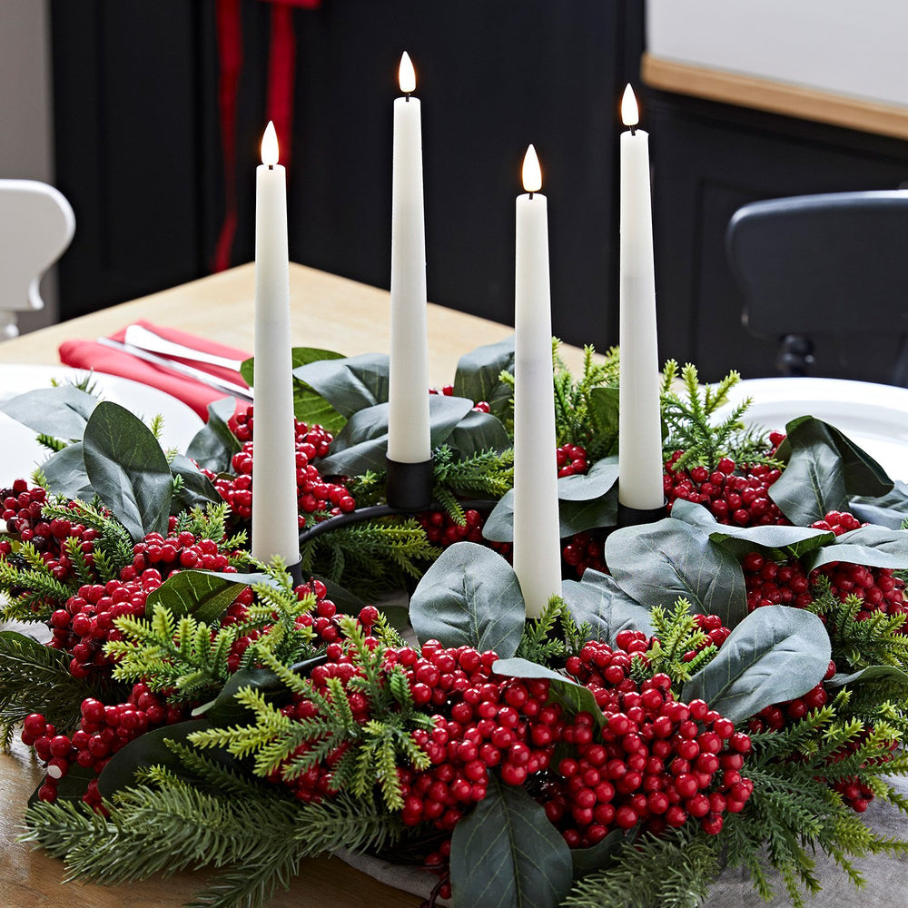 50cm Adventskranz mit roten Beeren inkl. Kerzenhalter und 4er Set TruGlow® LED Stabkerzen mit Fernbedienung