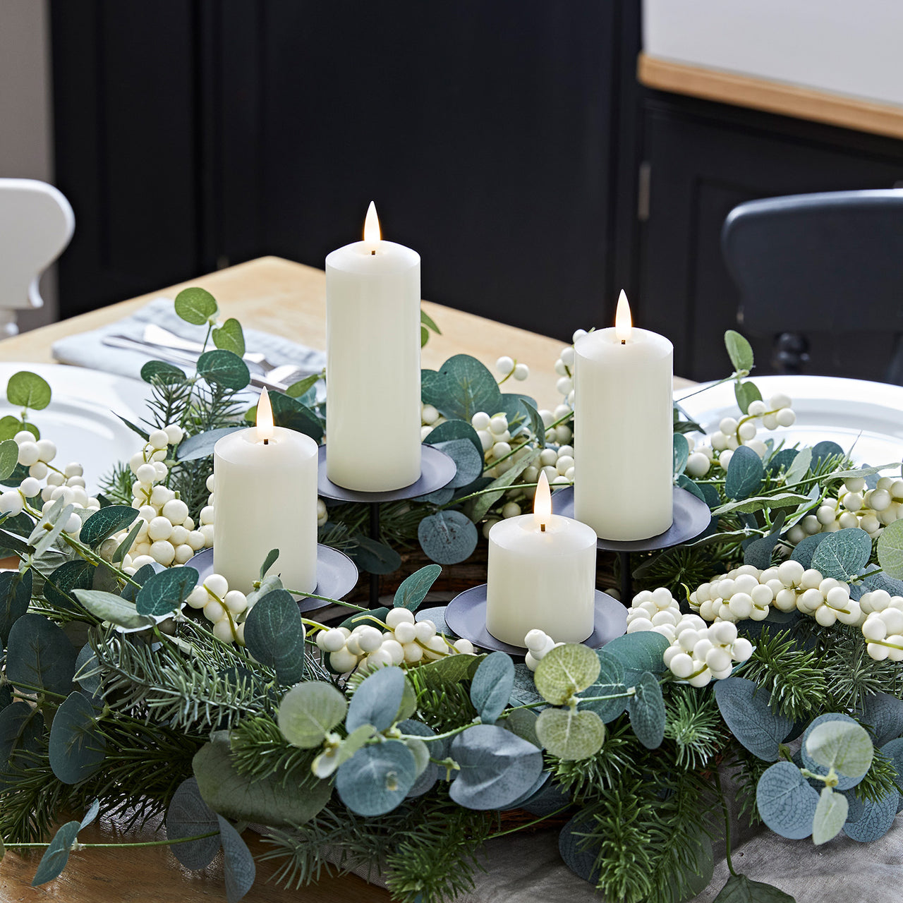 Kerzenständer Tischdeko mit 4 elfenbeinfarbenen TruGlow® LED Kerzen Echtwachs schmal