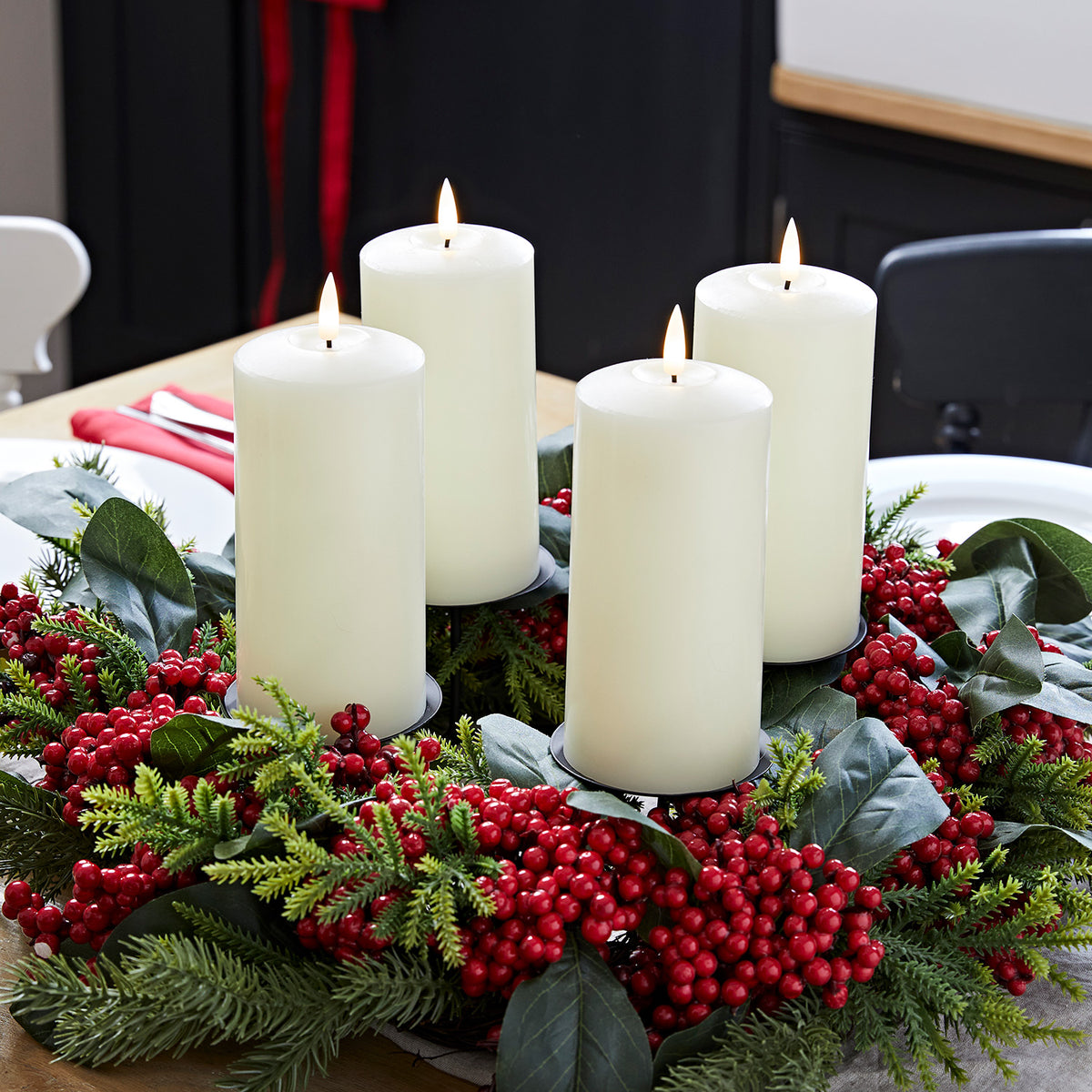 Kerzenständer Tischdeko mit 4 elfenbeinfarbenen TruGlow® LED Stumpenkerzen