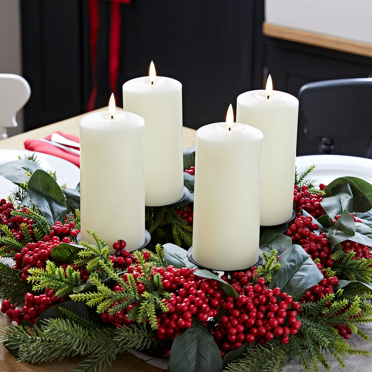 Kerzenständer Tischdeko mit 4 elfenbeinfarbenen TruGlow® LED Stumpenkerzen
