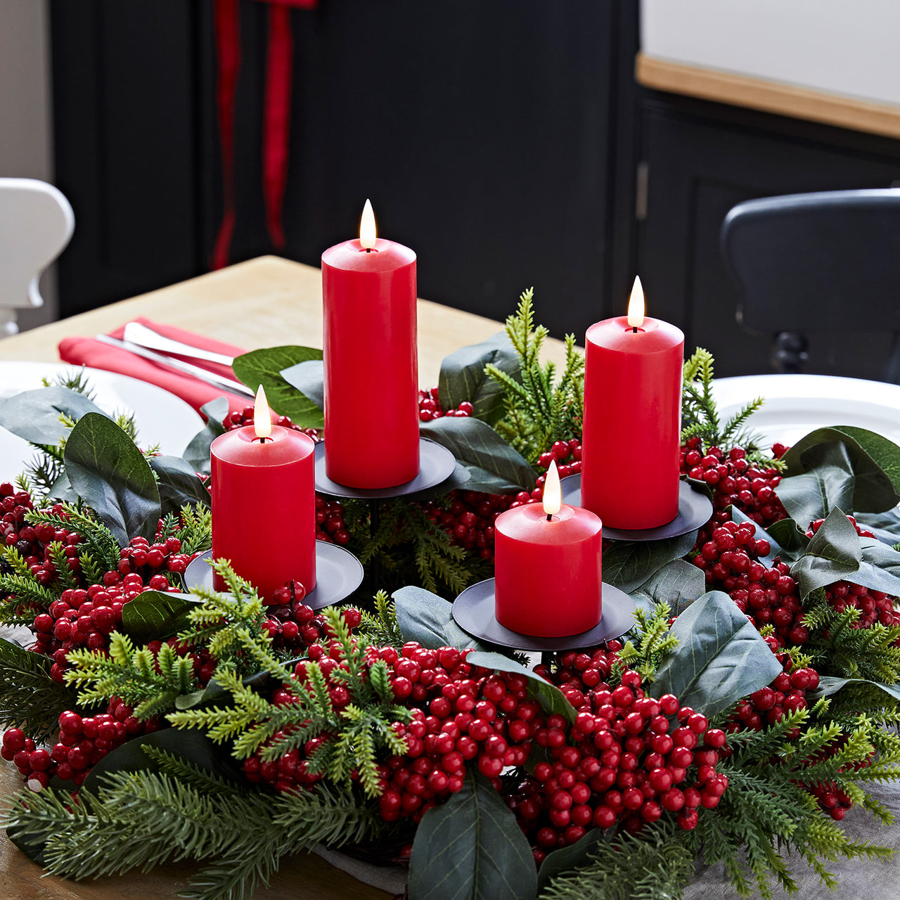 Kerzenständer Tischdeko mit 4 roten TruGlow® LED Kerzen schmal