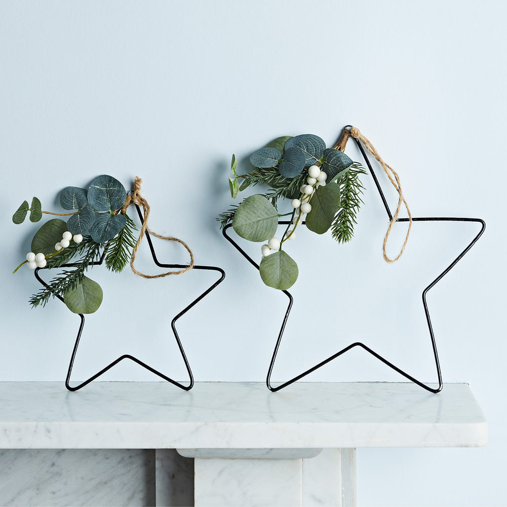 Weihnachtsdeko Sterne mit Eukalyptus und weißen Beeren