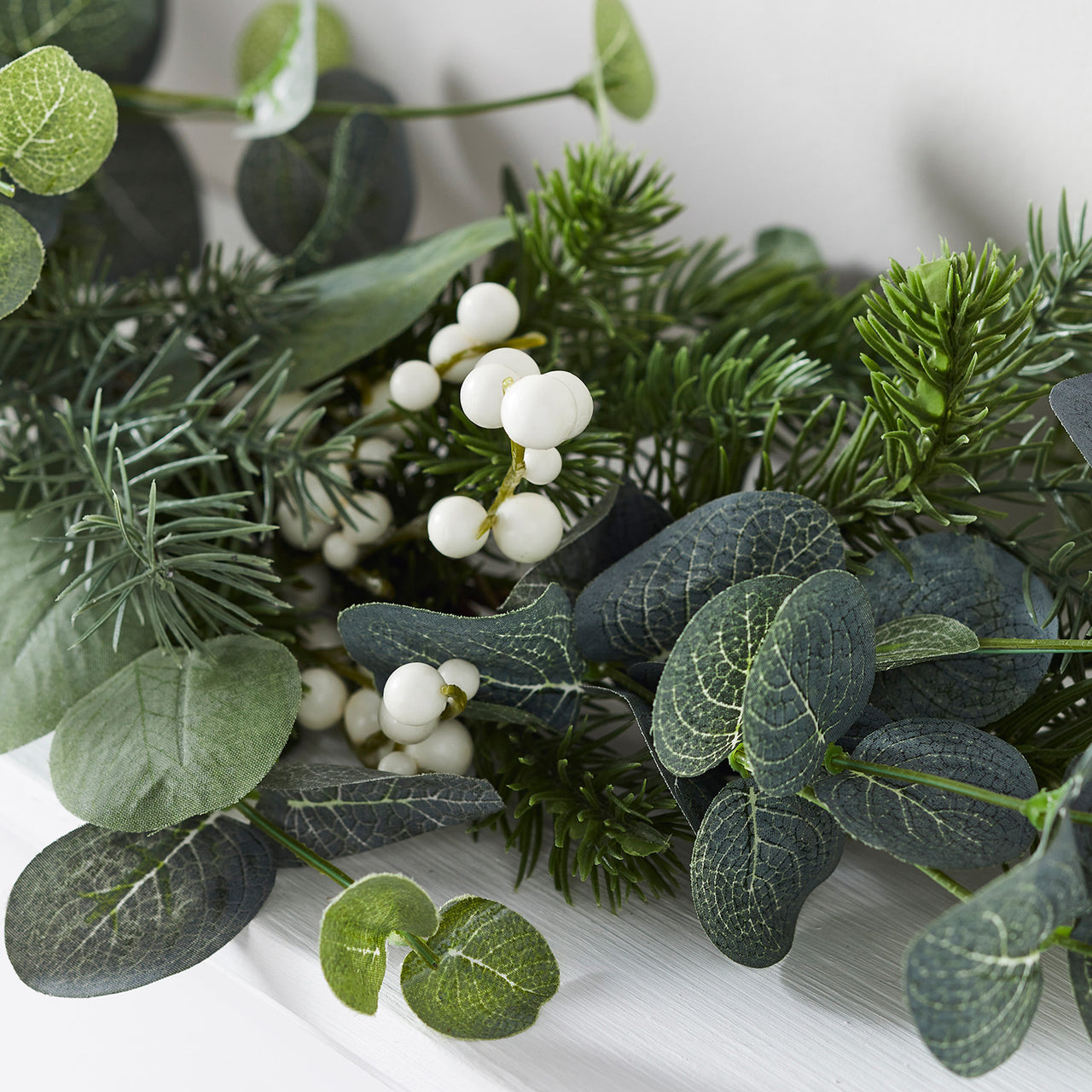 2m Weihnachtsgirlande Eukalyptus und weiße Beeren