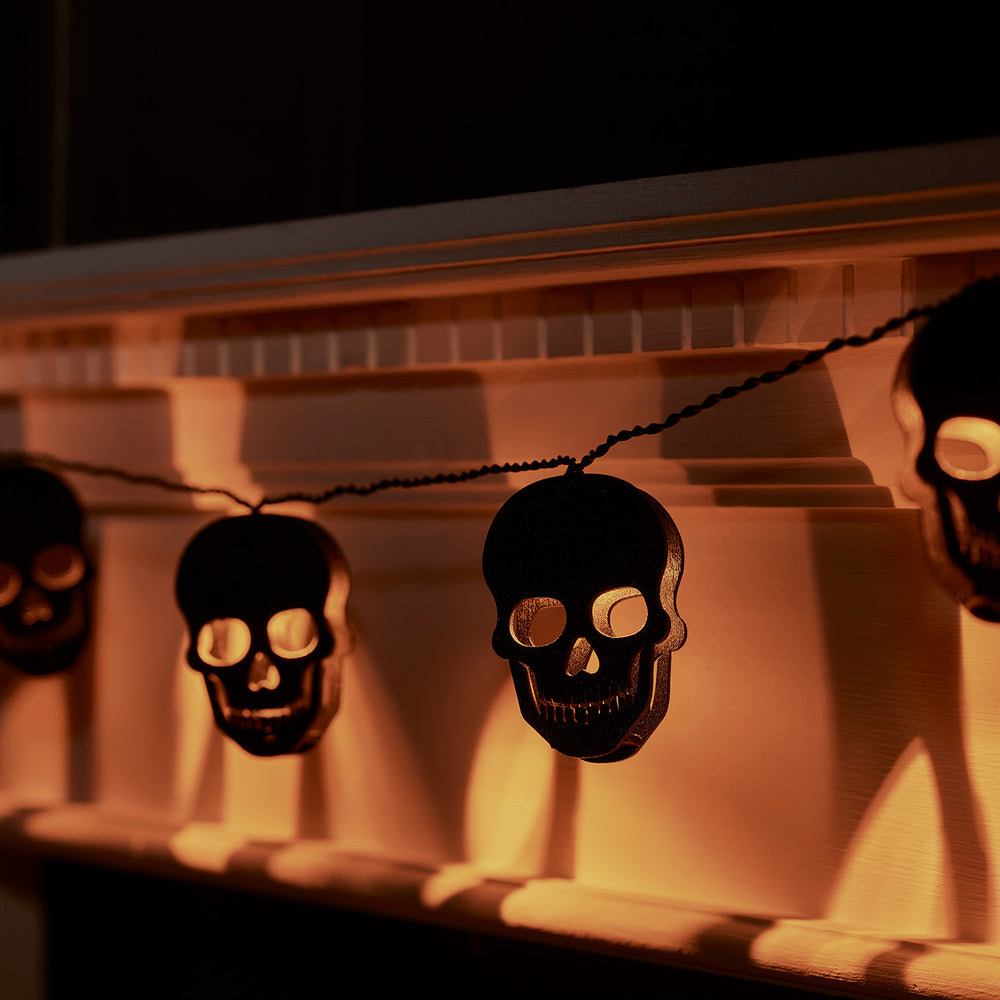 10er Halloween Lichterkette Totenköpfe aus Holz