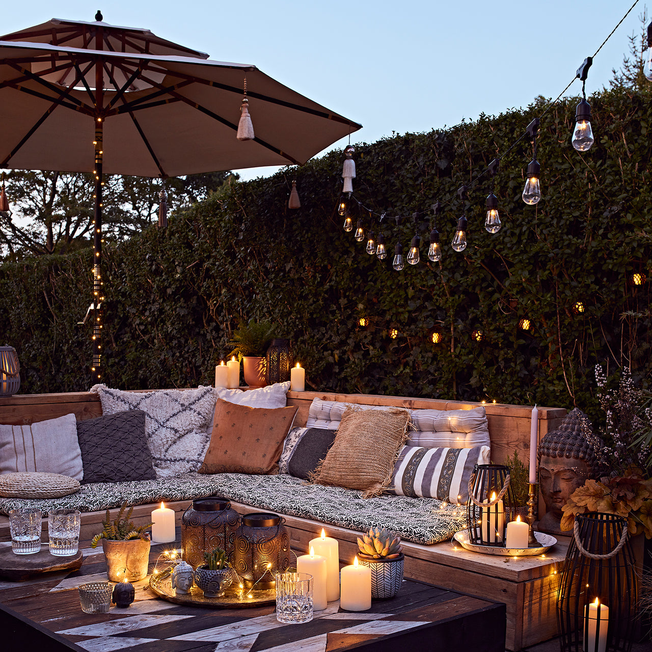 Terrasse mit gemütlicher Beleuchtung, Sitzecke, LED Kerzen und Party Lichterkette.