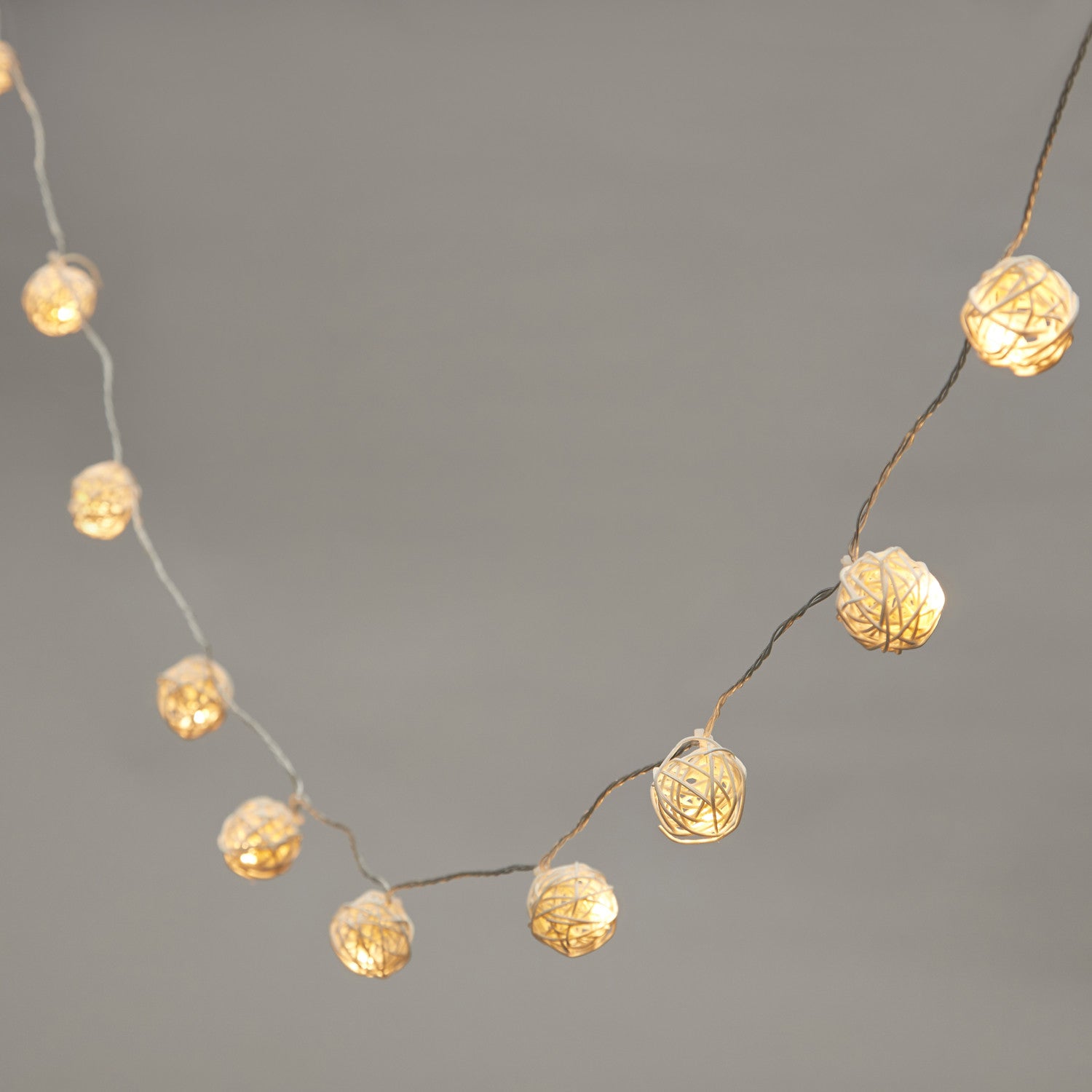 Atmosphera LED-Lichterkette Mit Rattan-Kugeln – 10 LEDs, 162 Cm, Batteriebetrieben, Elfenbeinfarben